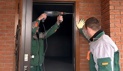 Напоминаем: монтаж от производителя – залог долгой службы вашей двери